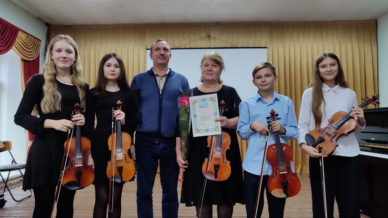 Вручение Письма признательности Премии «Совесть» педагогу по классу скрипки Суджанской ДШИ Нине Бабичевой